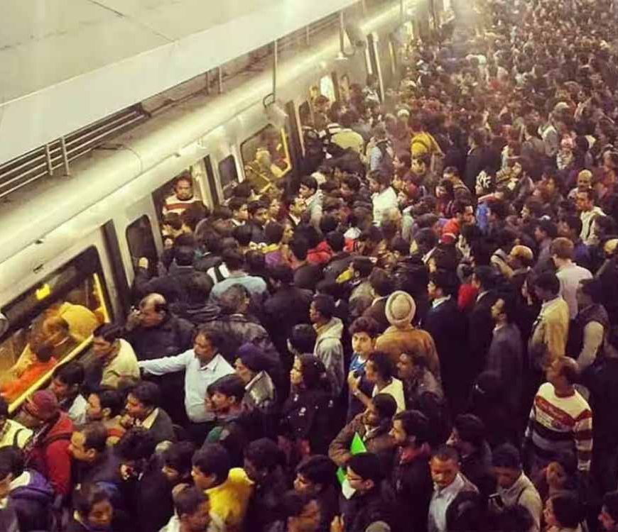 रक्षा बंधन पर दिल्ली मेट्रो में उमड़ा सैलाब, 81 लाख से ज्यादा यात्रियों ने किया सफर