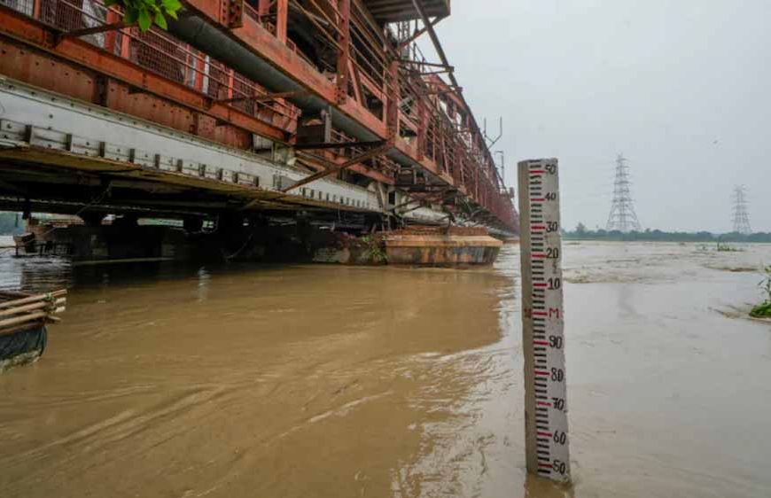 दिल्ली में खतरे के निशान पर यमुना, गाजियाबाद के 32 गांवों में बढ़ाई निगरानी