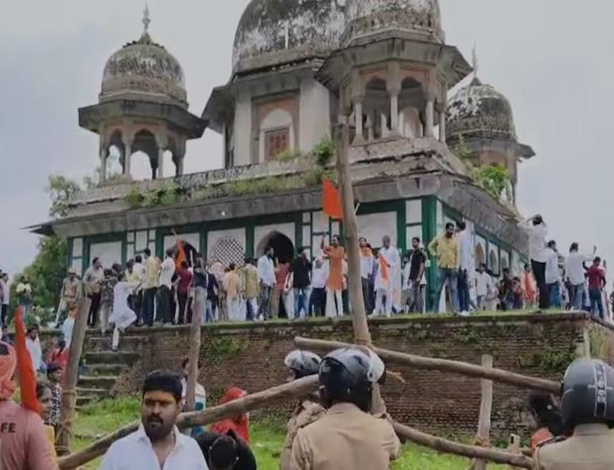 फतेहपुर में धार्मिक विवाद: मकबरे को मंदिर बताकर पूजा, फिर हुई तोड़फोड़