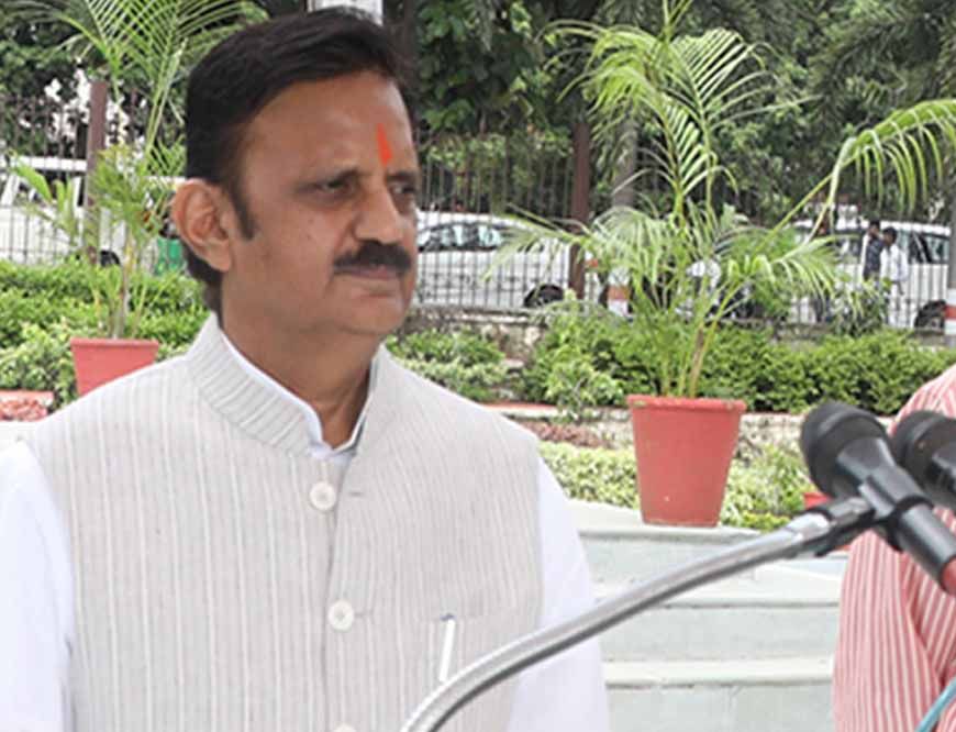 उप मुख्यमंत्री शुक्ल ने रमणरेति धाम में स्वामी गुरुशरणानंद से की भेंट