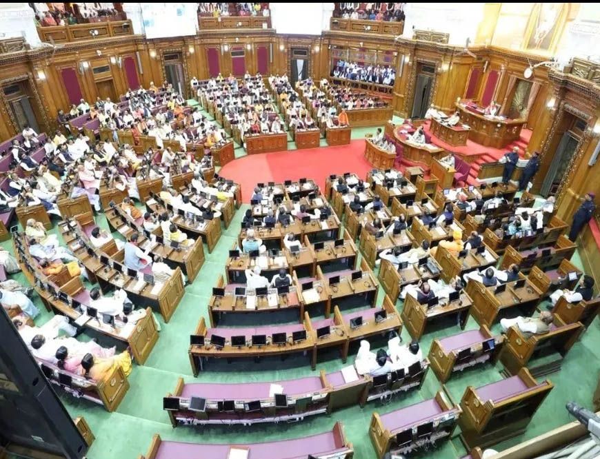 यूपी मानसून सत्र के पहले दिन दिखा नया अंदाज, सपा विधायक कांवड़ लेकर विधानसभा परिसर पहुंचे