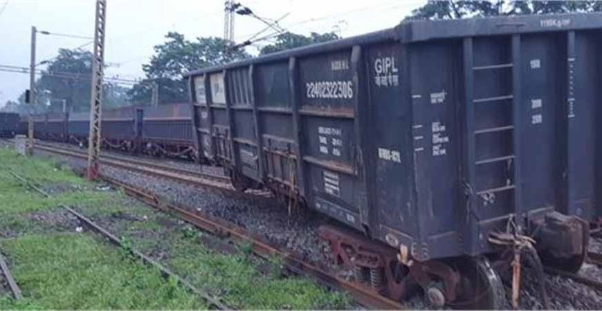 झारखंड में दो मालगाड़ियां पटरी से उतरीं, रेलवे ने जांच के आदेश दिए