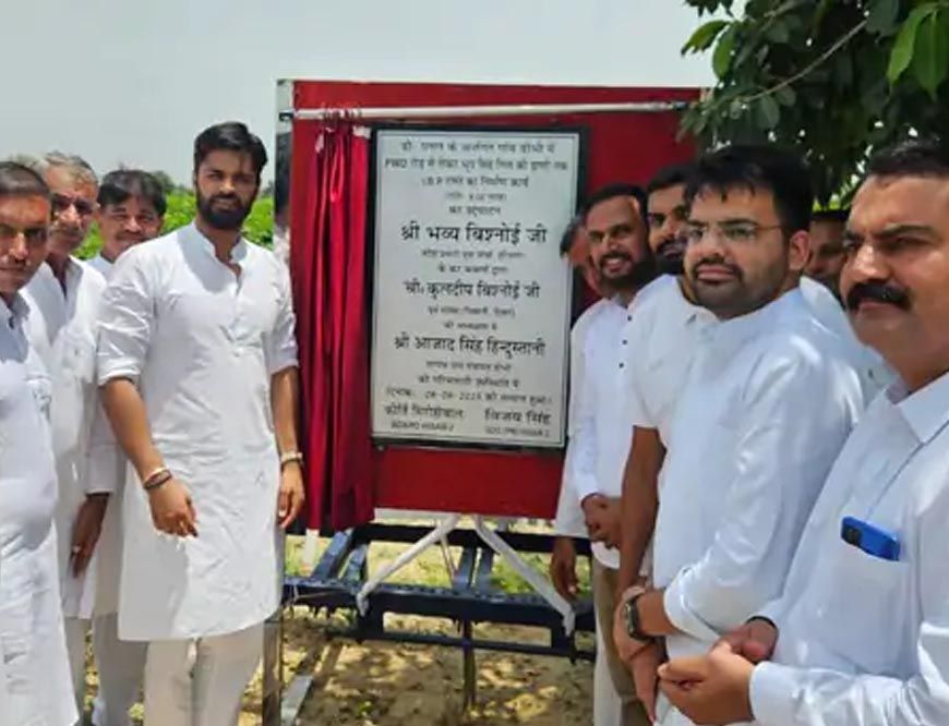 पूर्व CM के पोते भव्य बिश्नोई का अनोखा अंदाज, कल्टीवेटर पर टंगा उद्घाटन बोर्ड