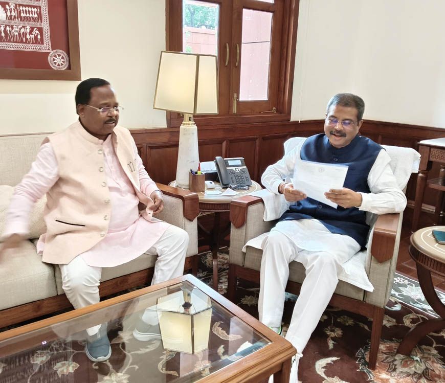 रायपुर : मंत्री रामविचार नेताम ने दिल्ली में केंद्रीय शिक्षा मंत्री धमेंद्र प्रधान से की सौजन्य मुलाकात