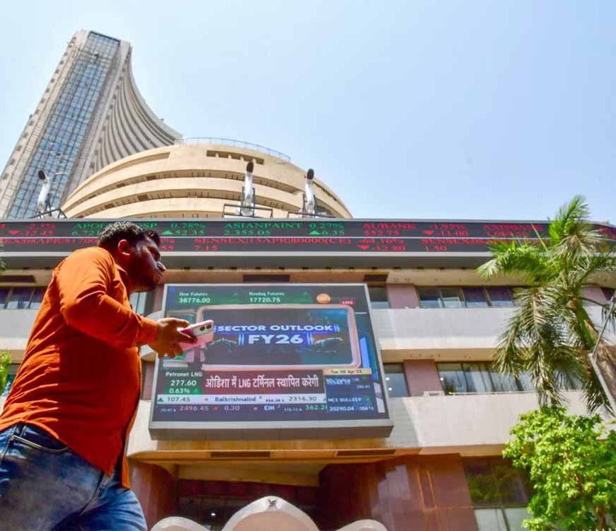 सेंसेक्स में भारी गिरावट, 80997 से लुढ़क कर लाल निशान पर बंद