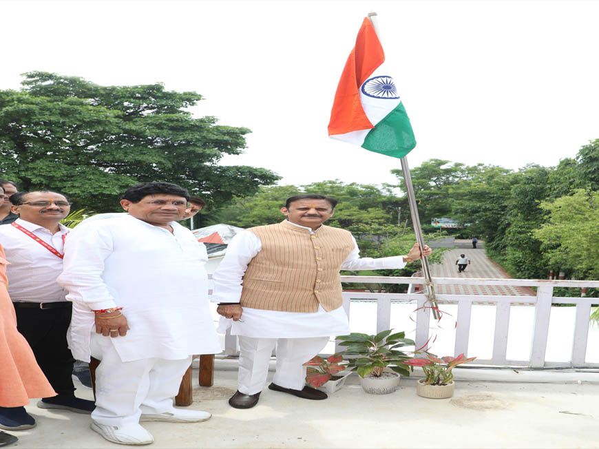उप मुख्यमंत्री  शुक्ल ने शासकीय आवास पर फहराया तिरंगा