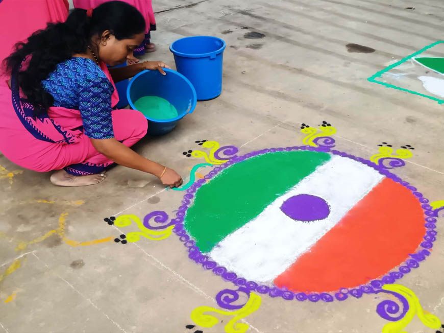 बहनों ने रंगोली बनाकर दिया हर घर तिरंगा अभियान का संदेश