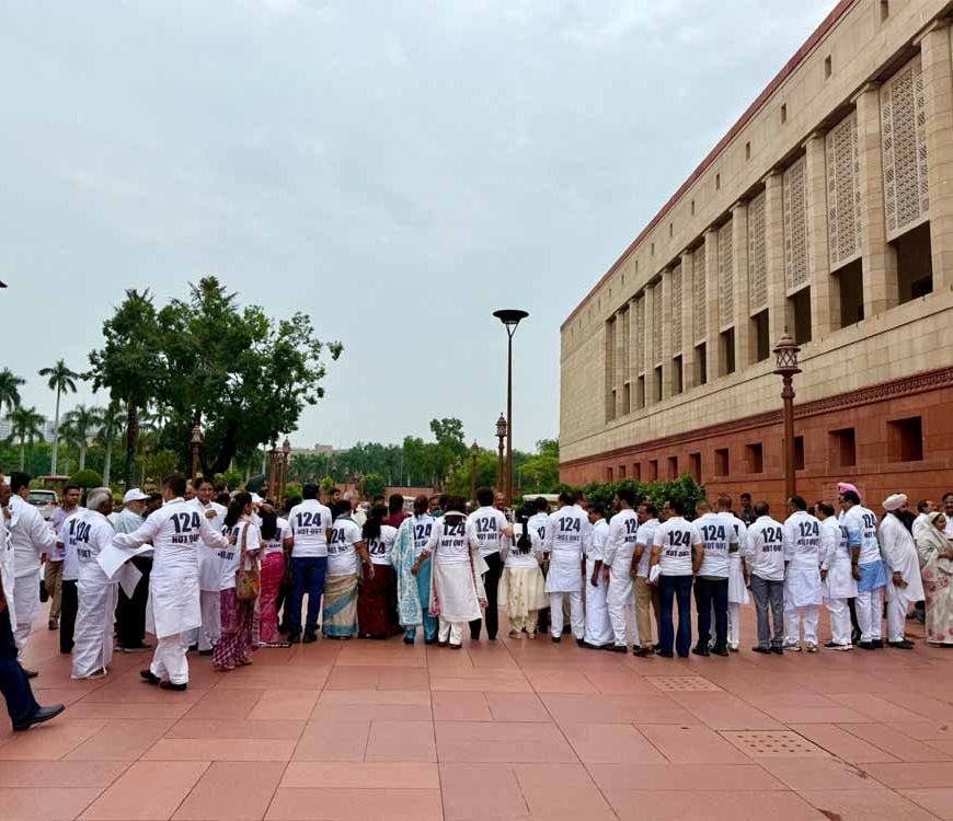 '124 नॉट आउट' टीशर्ट में प्रियंका गांधी की एंट्री, मिंता देवी से क्या है कनेक्शन?