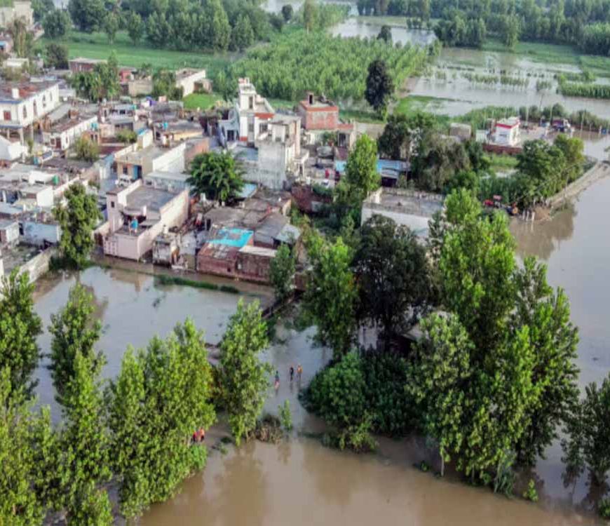 अचानक बाढ़ से हड़कंप, पंजाब के इस इलाके में पानी ने घेरा गांव, लोग मजबूर हुए घर छोड़ने पर