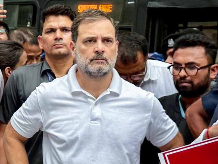 संसद के बाहर विपक्ष का जोरदार प्रदर्शन, चुनाव आयोग और सरकार पर लगाए गंभीर आरोप