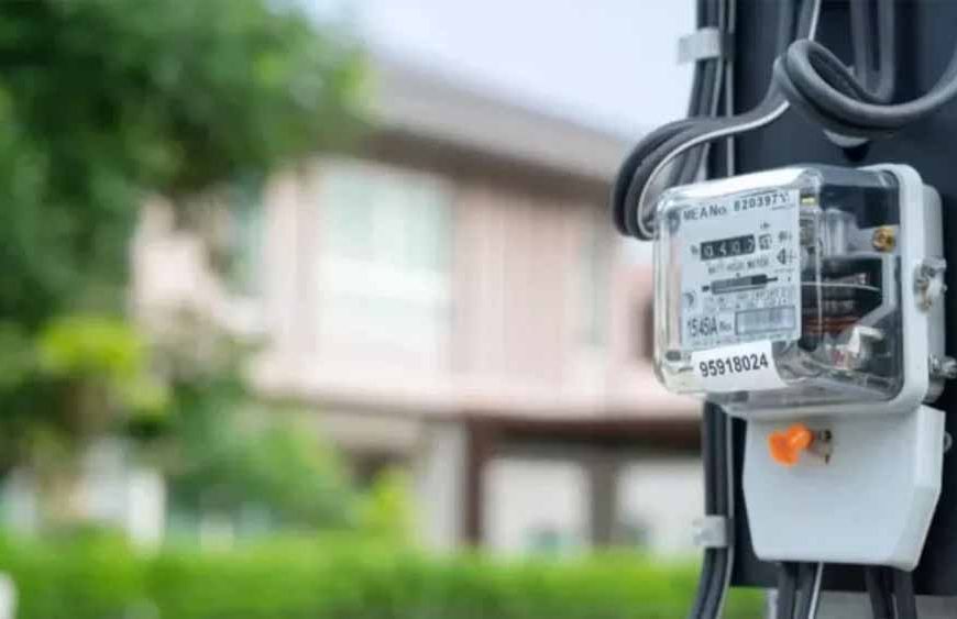 अधिकारी आए स्मार्ट मीटर की तारीफ करने, लेकिन गांववालों ने मीटर ही उखाड़ फेंके — 129 परिवारों का विरोध