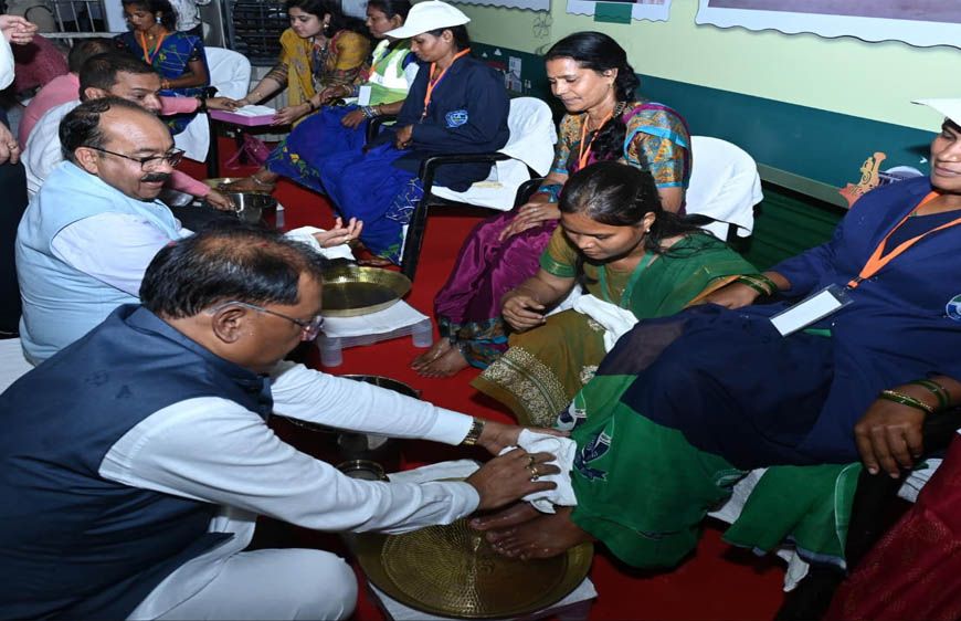 रायपुर : मुख्यमंत्री ने पैर पखारकर दिया सम्मान, भावुक हुईं स्वच्छता दीदियां – ‘जीवन में पहली बार इतना गर्व महसूस हुआ’