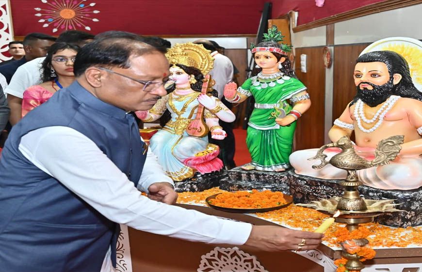 रायपुर : मुख्यमंत्री विष्णुदेव साय शहीद विनोद सिंह कौशिक मेधावी छात्र अभिनंदन समारोह में शामिल, मेधावी छात्रों का बढ़ाया उत्साह