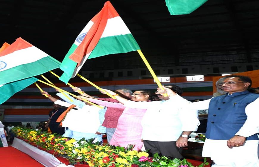 रायपुर : स्वच्छता में छत्तीसगढ़ को राष्ट्रीय स्तर पर प्रतिष्ठित करने में स्वच्छता दीदियों का अमूल्य योगदान : मुख्यमंत्री विष्णुदेव साय