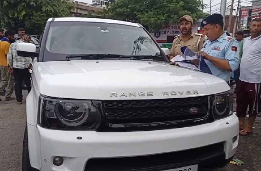 जम्मू में ट्रैफिक पुलिस ने अक्षय कुमार की रेंज रोवर जब्त, काले शीशों पर चली कार्रवाई