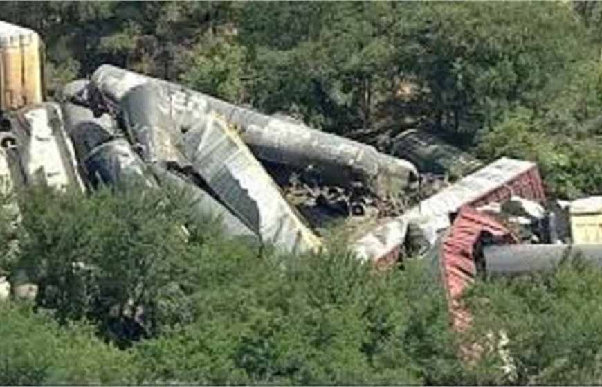 भयानक रेल हादसा: 35 डिब्बे पटरी से उतरे, कई डिब्बे एक-दूसरे पर चढ़े