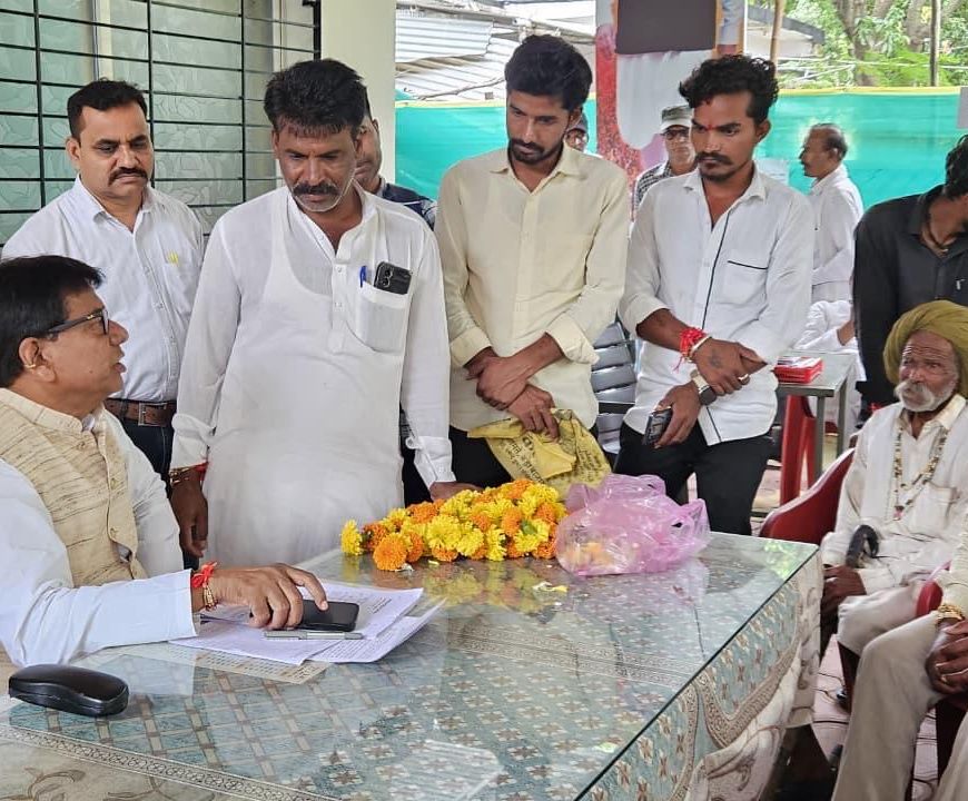 विधायक की जनसुनवाई में पहुचे ग्राम उमरधड़ के ग्रामीण नयापुरा में कीचड़ से मुक्ति के लिये मुरमिकरण कराने की विधायक से की मांग