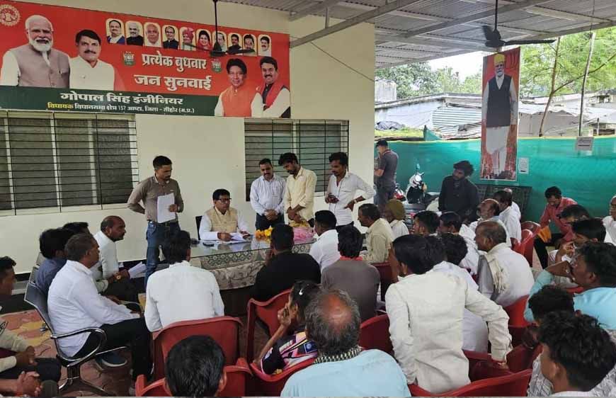 ग्राम उमरधड़ के लोग नयापुरा में कीचड़ मुक्त होने की मांग लेकर विधायक के पास पहुँचे