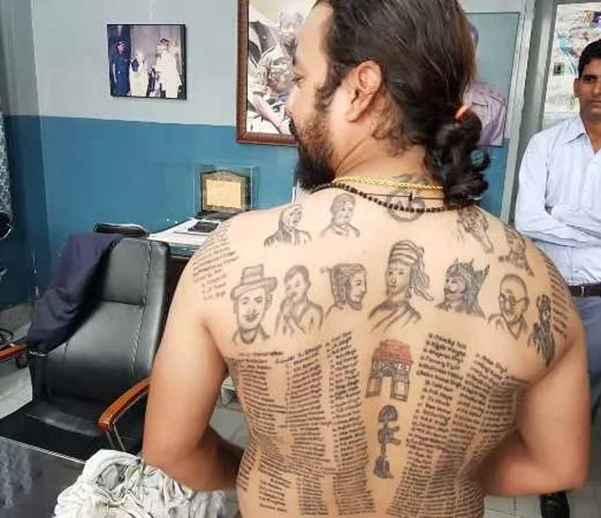 ‘टैटू मैन’ का देशप्रेम: शरीर पर गुदवाए 559 शहीदों और स्वतंत्रता सेनानियों के नाम