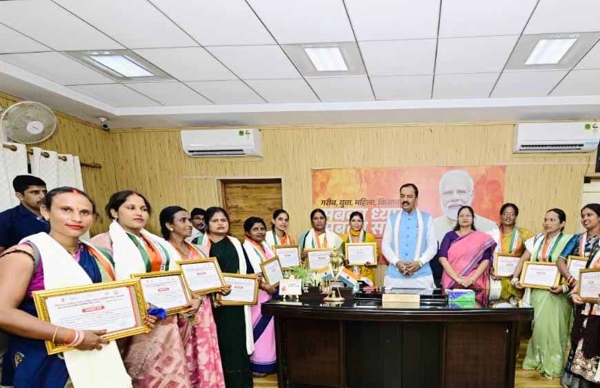 लखपति दीदियो को  लखनऊ से नई दिल्ली लालकिले पर आयोजित स्वतंत्रता दिवस समारोह मे सम्मिलित होने के लिए किया रवाना