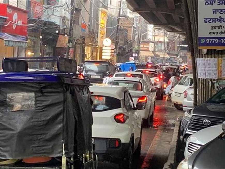 शहर में हो रही भारी बारिश ने कहर मचाया, बढ़ाई मुश्किलें,  लगा लंबा जाम