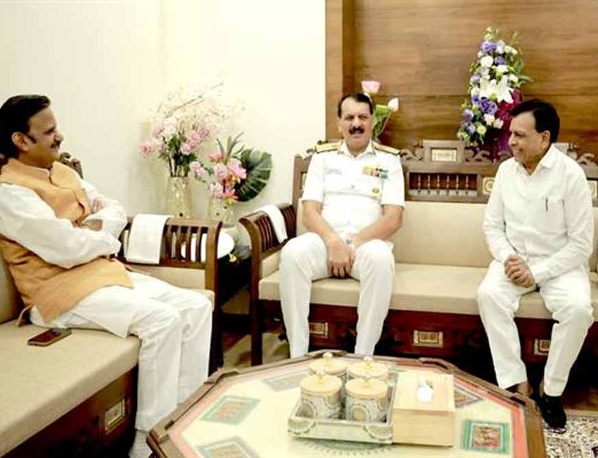 उप मुख्यमंत्री देवड़ा से नौसेना प्रमुख एडमिरल दिनेश त्रिपाठी ने शिष्टाचार भेंट की