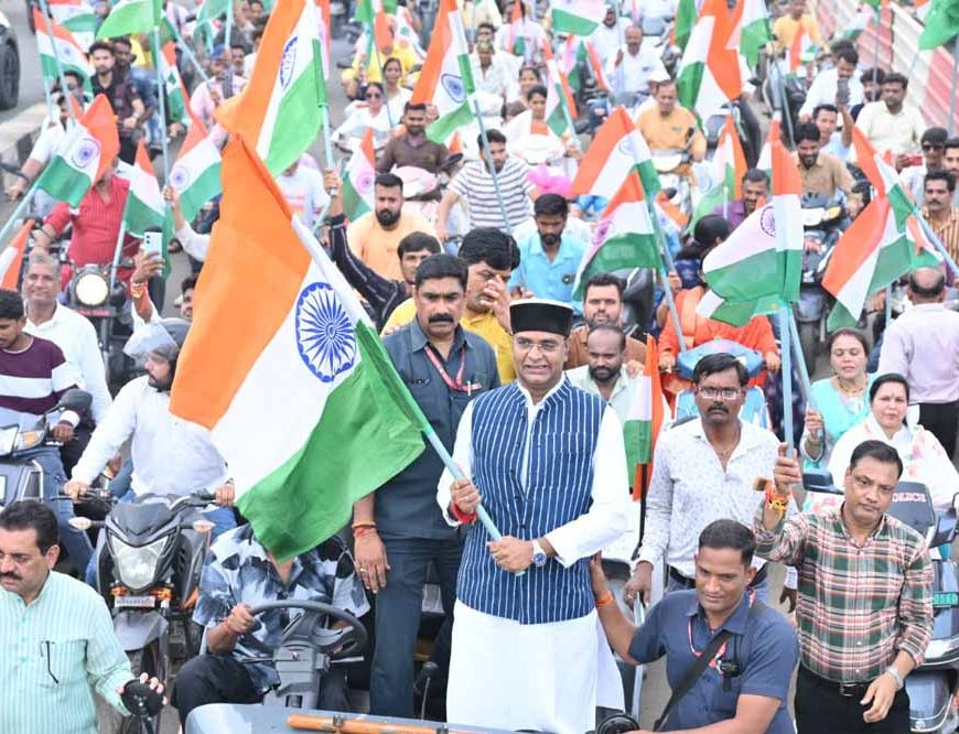 भारतीय सेना के रणवीरों के सम्मान में नरेला विधानसभा में मंत्री श्री सारंग के नेतृत्व में निकलीं भव्य तिरंगा यात्राएं