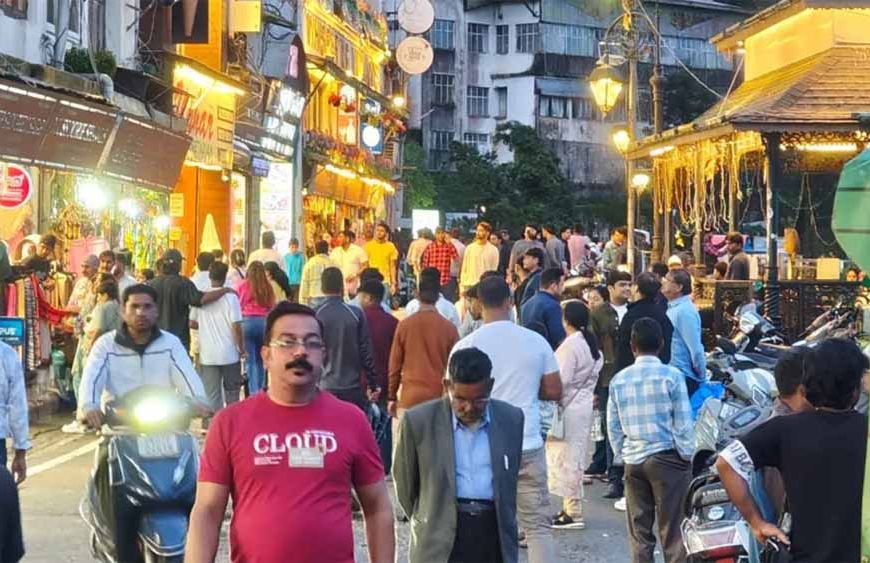 मसूरी में सैलानियों की भीड़, होटलों की बुकिंग अगले तीन दिन तक फुल
