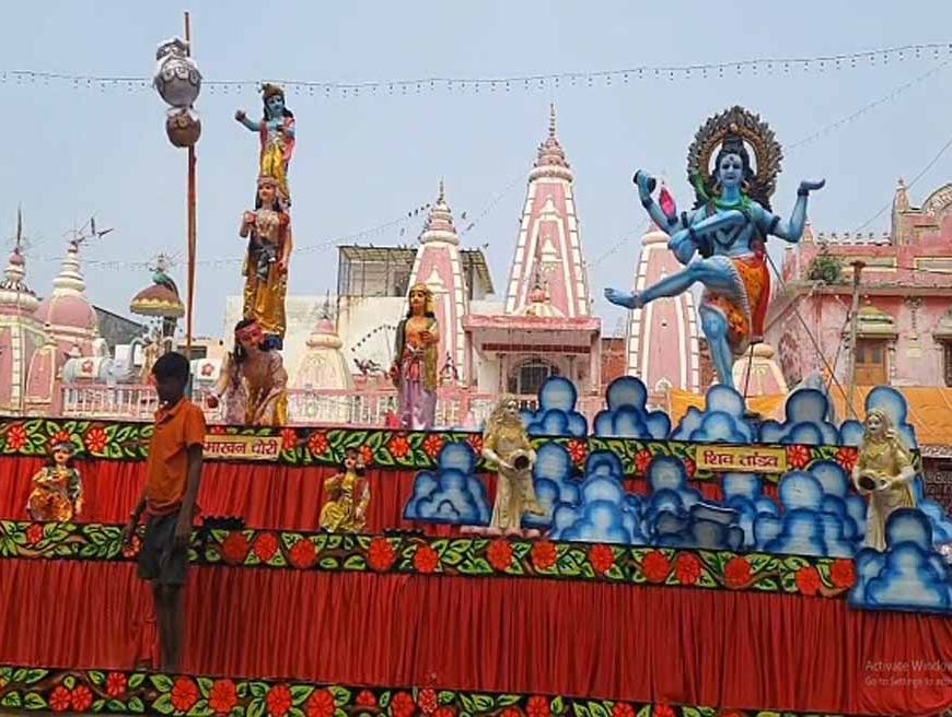 कृष्ण जन्माष्टमी पर सजी ऑपरेशन सिंदूर की झांकी, श्रद्धालुओं की भीड़ उमड़ी