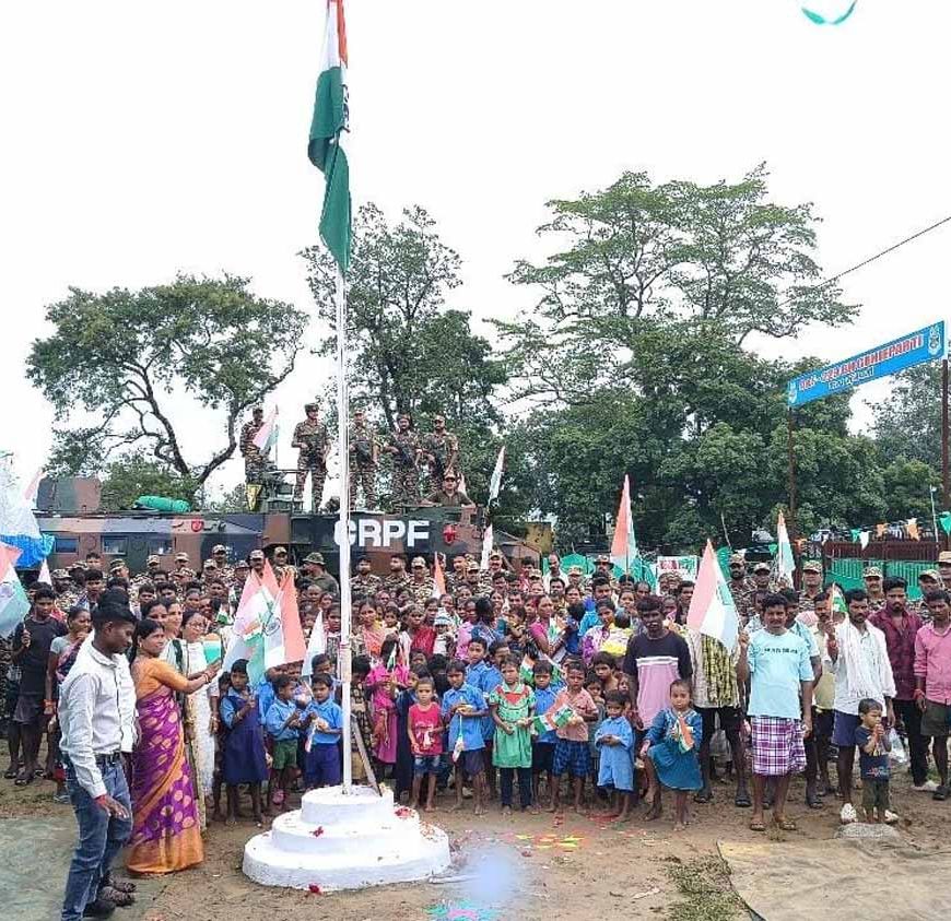 आज़ादी के बाद पहली बार बस्तर के 29 गांवों में शान से लहराया तिरंगा