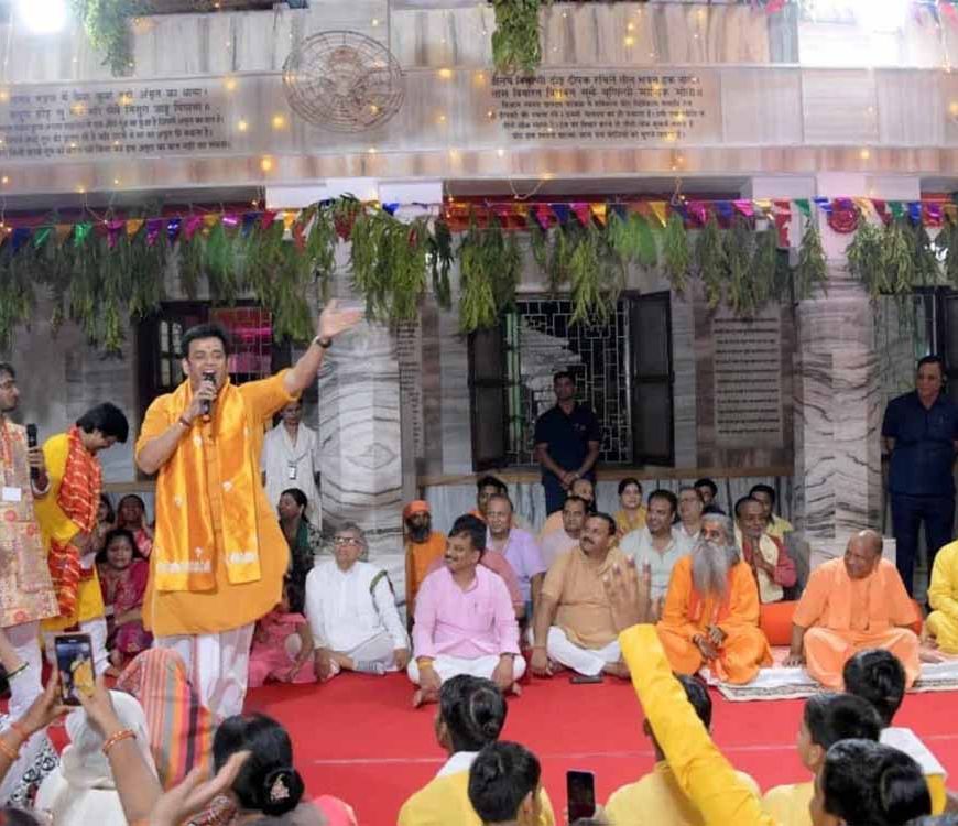 कान्हा जन्मोत्सव में रविकिशन का रंगीन अंदाज, CM योगी भी हंसी रोक न सके