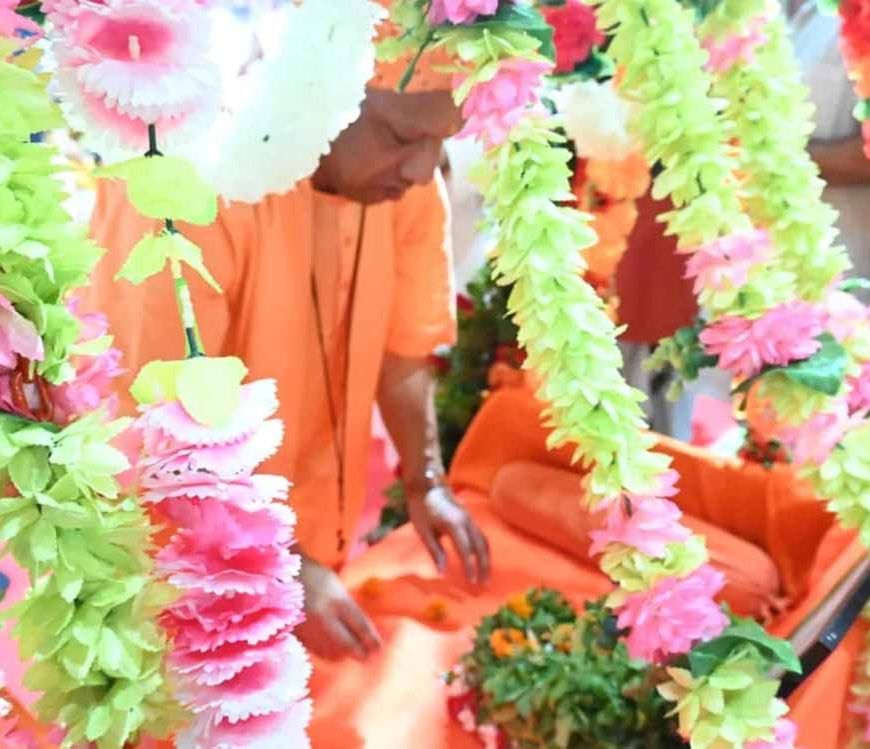 आधी रात हुआ कान्हा का जन्म, सीएम योगी ने गोरखनाथ मंदिर में झुलाया पालना