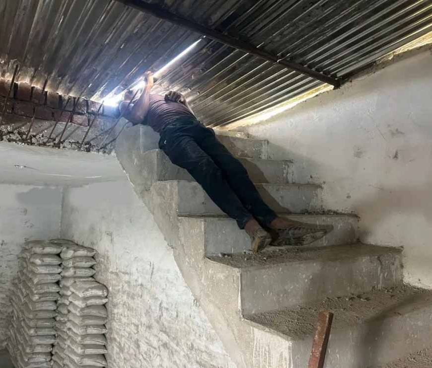 दुकान में सनसनी : संदिग्ध हालात में युवक की लाश मिलने से हड़कंप, परिजनों ने कहा- हत्या हुई है