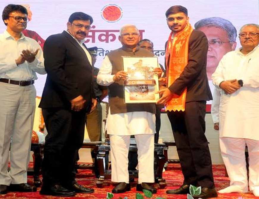 सरकार के कल्याणकारी कार्यक्रमों की सफलता सुनिश्चित कराएं : राज्यपाल पटेल