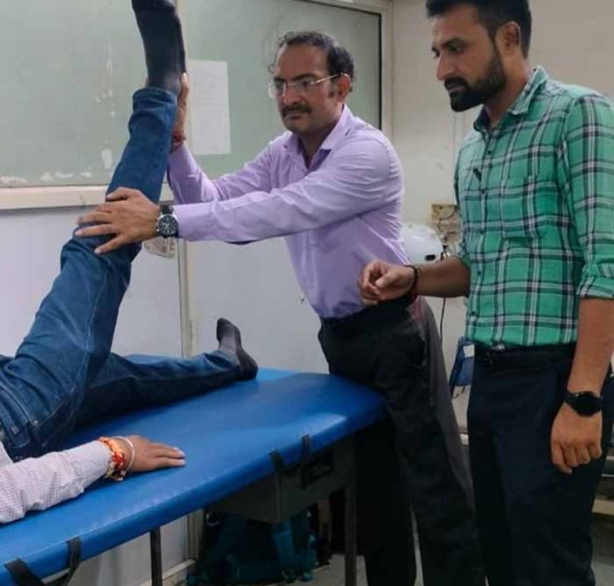 इंदौर की सड़कों पर गड्ढों ने बढ़ाई मुसीबत, कमर और गर्दन दर्द से परेशान लोग