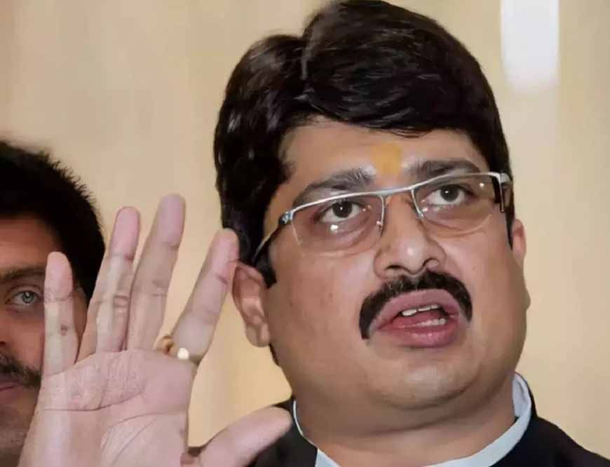 राजा भैया की मांग: संविधान से हटाए जाएं ‘समाजवाद’ और ‘धर्मनिरपेक्ष’ शब्द