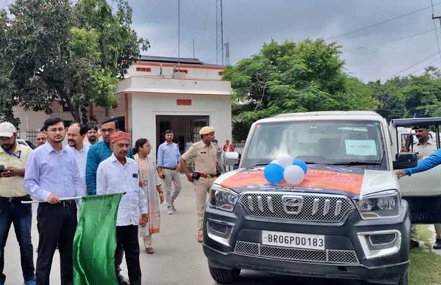 डीएम सुब्रत सेन ने 13 प्रचार वाहनों को दी हरी झंडी, मतदाताओं को मिलेगी EVM-VVPAT की जानकारी