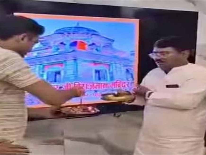 ‘ये हमारे ठाकुर जी का मंदिर है’: मकबरे पर पुलिस तैनात, BJP जिलाध्यक्ष ने की आरती