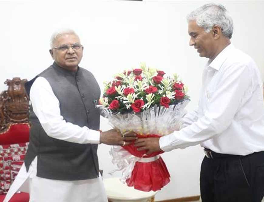 राज्यपाल  मंगुभाई पटेल से मुख्य सचिव ने की सौजन्य भेंट