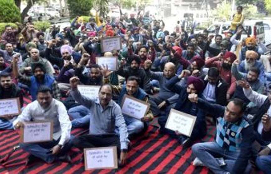 हड़ताली सर्वे कर्मियों पर विभाग की सख्ती, 10,775 का लॉगिन ब्लॉक