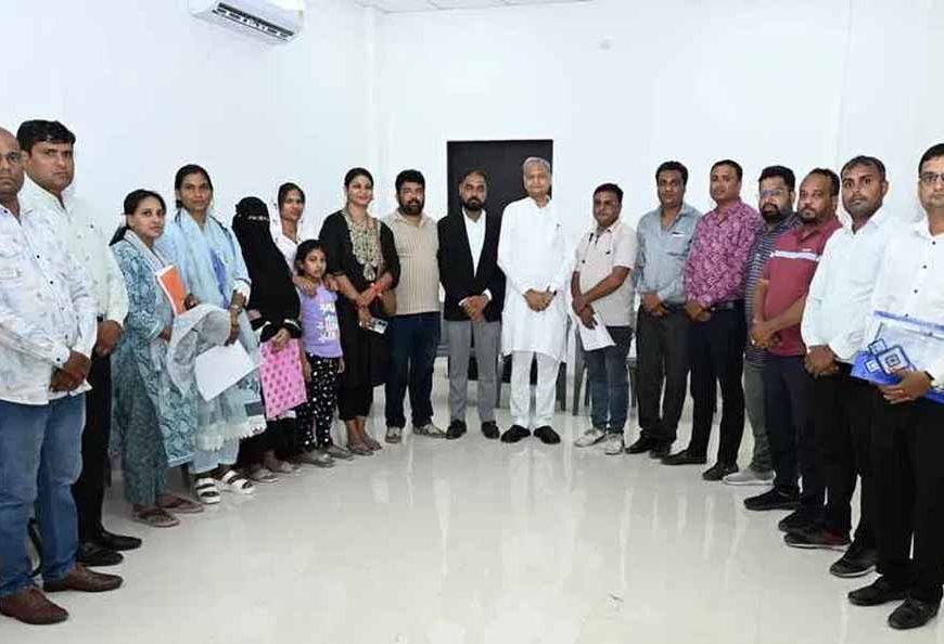 आरटीई दाखिले में हो रही कठिनाइयों पर अभिभावकों ने बढ़ाया संघर्ष, अशोक गहलोत और खाचरियावास से की मुलाकात