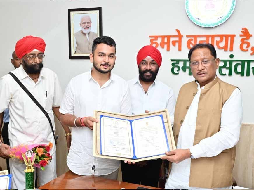 रायपुर : मुख्यमंत्री  विष्णु देव साय से राष्ट्रपति सम्मान से सम्मानित देवाशीष और मनतृप्त कौर ने की सौजन्य मुलाकात