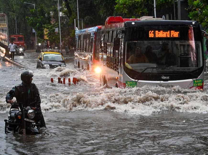मुंबई बारिश: सबवे और सड़कें जलमग्न, ट्रेनें और फ्लाइट्स प्रभावित