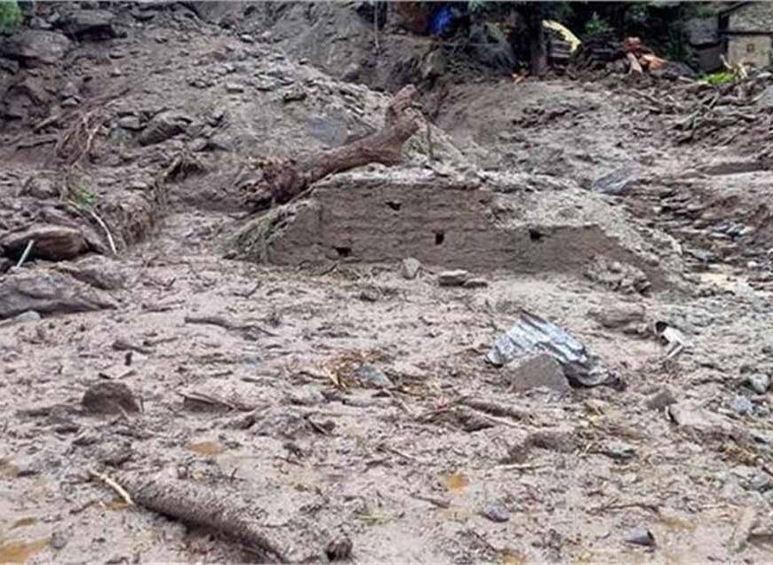 भारी बारिश ने मचाई तबाही, बादल फटने से दुकानें और पुल बह गए