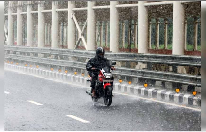 नोएडा में झमाझम बारिश, उमस भरी गर्मी से मिली राहत