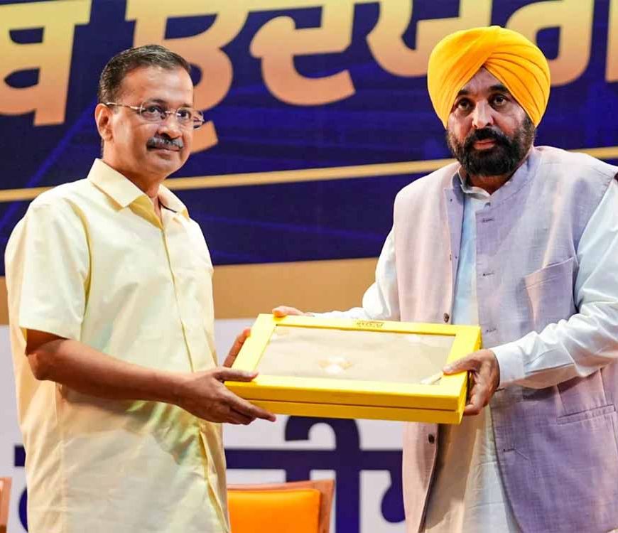 AAP नेता का बयान: पंजाब में सरकार के कामकाज पर कर रहे हैं केजरीवाल नजर