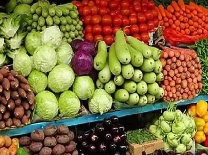 बरसात में सब्जियों की कीमतें आसमान छू रही, टमाटर 80 और शिमला मिर्च 120 रुपए प्रति किलो
