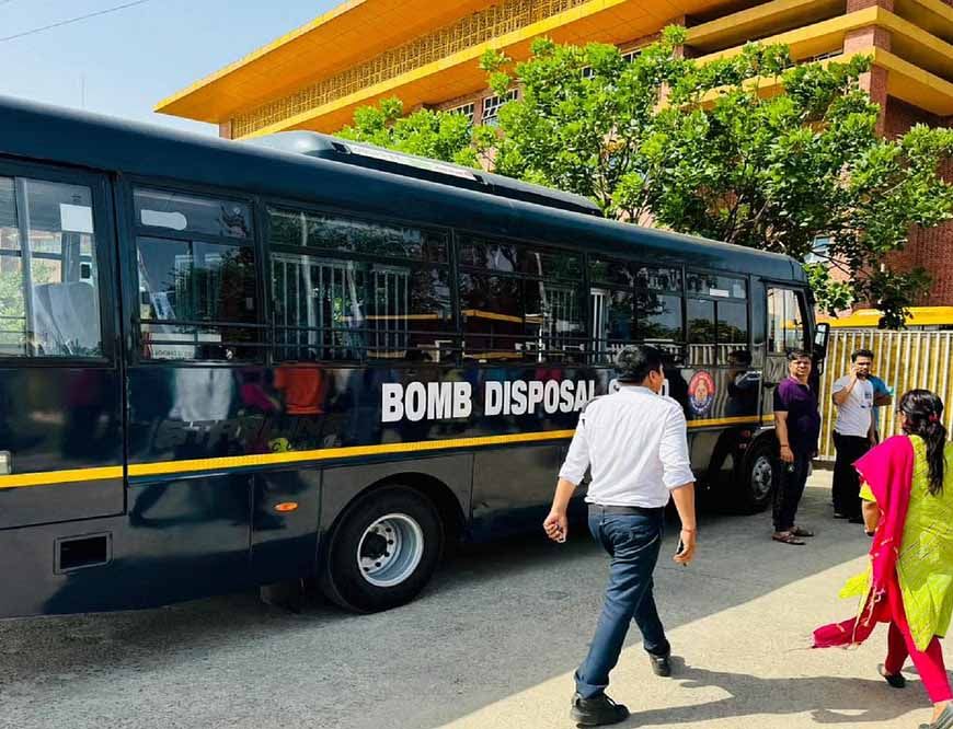दिल्ली: 50 स्कूलों को बम धमकी, डॉग स्क्वायड और बम डिस्पोजल टीम सक्रिय