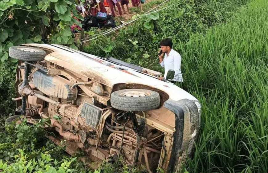स्कूली वैन में ठूंसे 30 मासूम, खेत में पलटी गाड़ी… कई बच्चे घायल