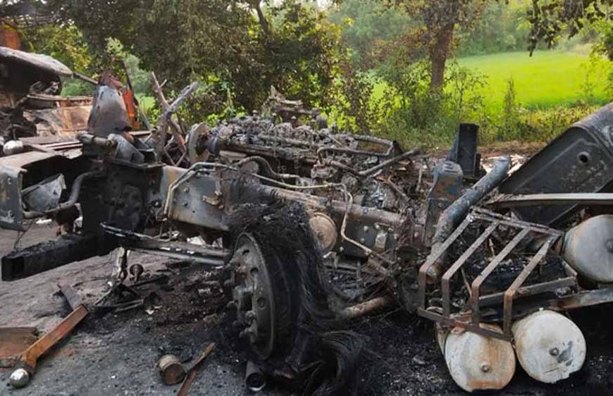 डीसीएम-डंपर की भिड़ंत के बाद भयानक आग, तीन की जिंदा जलकर मौत